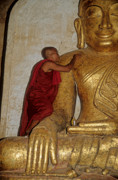 1 - Moine dans un temple de Bagan